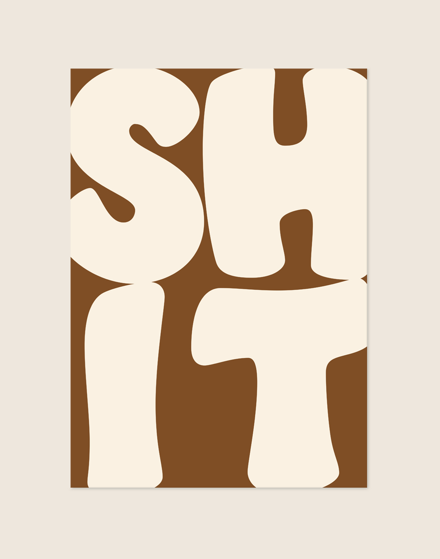 Opvallende warme bruine poster met grote beige bubble letters van het woord SHIT, sfeervol opgehangen aan een neutrale muur in een moderne toiletruimte.