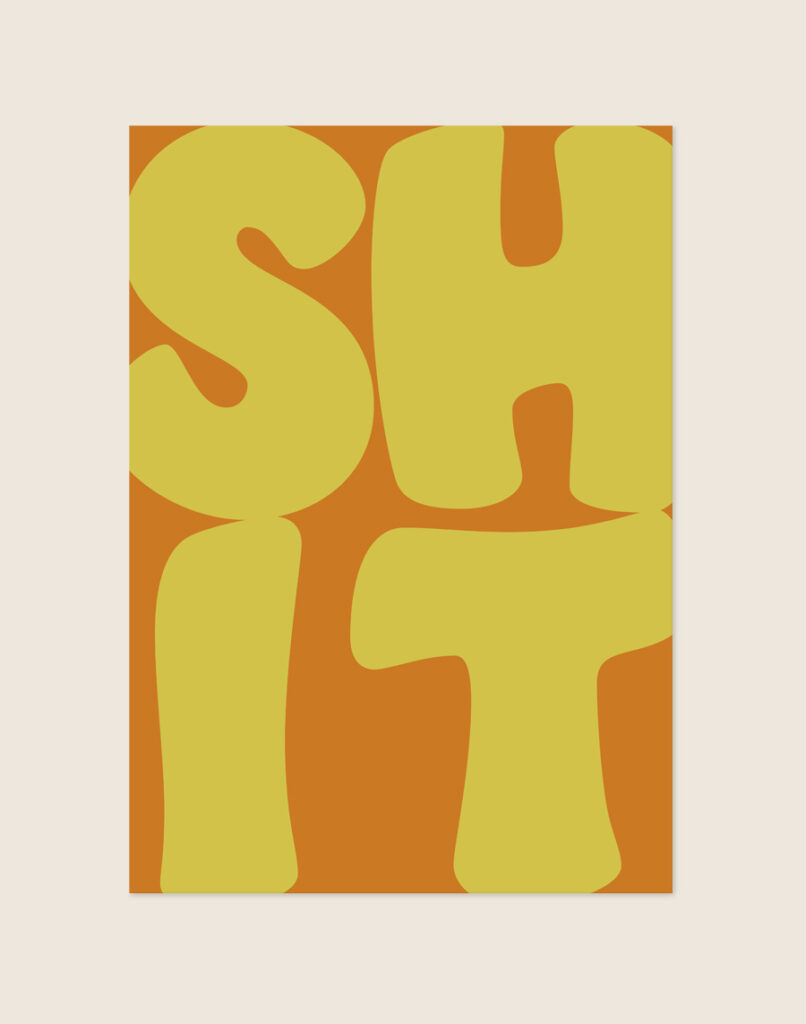 Opvallende terracotta-oranje poster met grote mosterdgele bubble letters van het woord SHIT, sfeervol opgehangen aan een neutrale muur in een moderne toiletruimte.