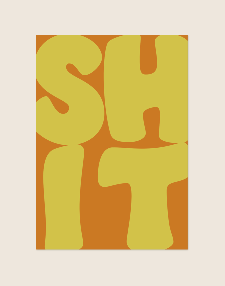 Opvallende terracotta-oranje poster met grote mosterdgele bubble letters van het woord SHIT, sfeervol opgehangen aan een neutrale muur in een moderne toiletruimte.
