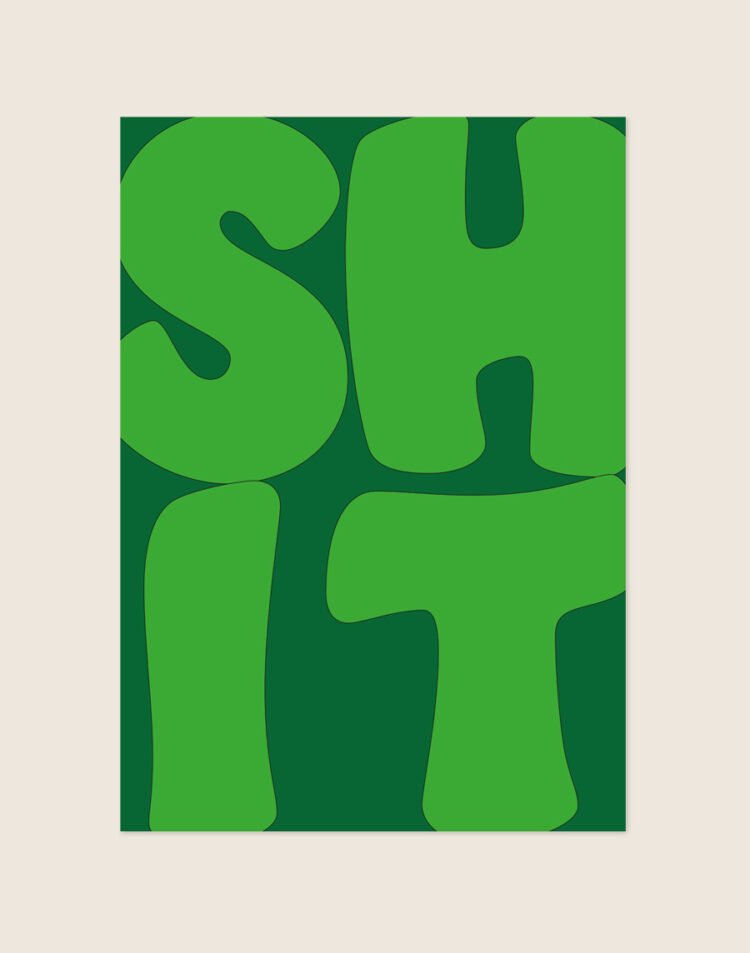 Opvallende donkergroene poster met grote frisse groene bubble letters van het woord SHIT, sfeervol opgehangen aan een neutrale muur in een moderne toiletruimte.