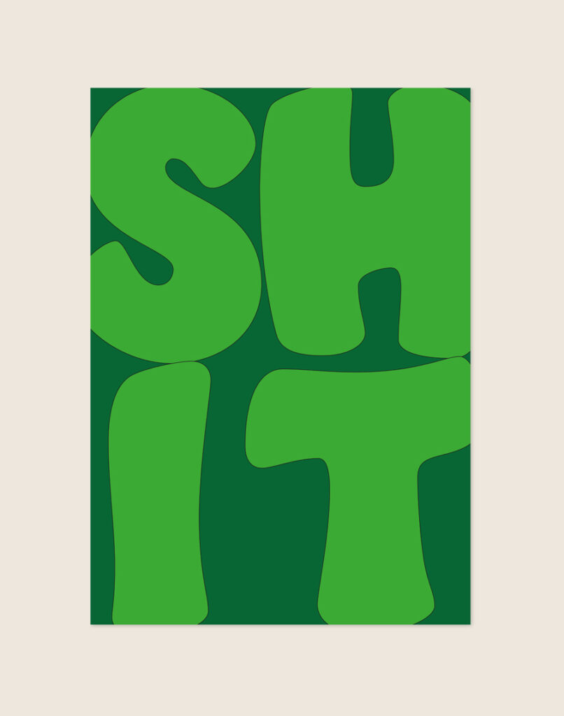 Opvallende donkergroene poster met grote frisse groene bubble letters van het woord SHIT, sfeervol opgehangen aan een neutrale muur in een moderne toiletruimte.