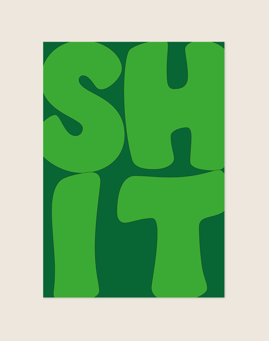 Opvallende donkergroene poster met grote frisse groene bubble letters van het woord SHIT, sfeervol opgehangen aan een neutrale muur in een moderne toiletruimte.