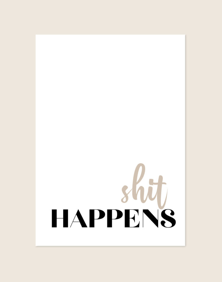 Minimalistische poster Shit happens met sierlijke zandkleurige letters en zwarte hoofdletters, sfeervol opgehangen in een toiletruimte.