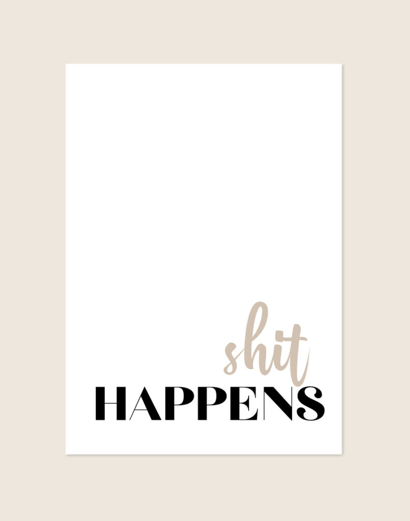 Minimalistische poster Shit happens met sierlijke zandkleurige letters en zwarte hoofdletters, sfeervol opgehangen in een toiletruimte.