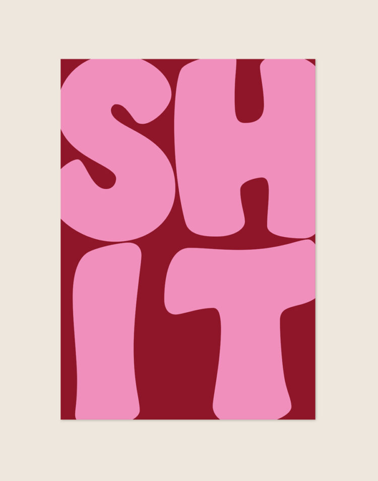 Diep bordeauxrode poster met grote roze groovy letters met de tekst SHIT, sfeervol opgehangen aan een neutrale muur in een moderne toiletruimte.