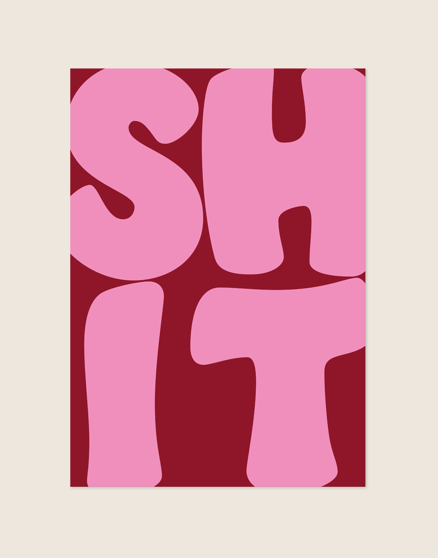 Diep bordeauxrode poster met grote roze groovy letters met de tekst SHIT, sfeervol opgehangen aan een neutrale muur in een moderne toiletruimte.