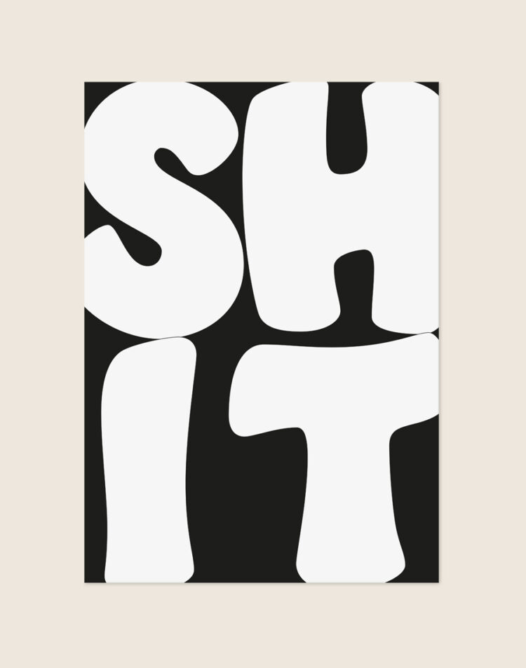 Opvallende zwarte poster met grote witte bubble letters van het woord SHIT, sfeervol opgehangen aan een neutrale muur in een moderne toiletruimte.