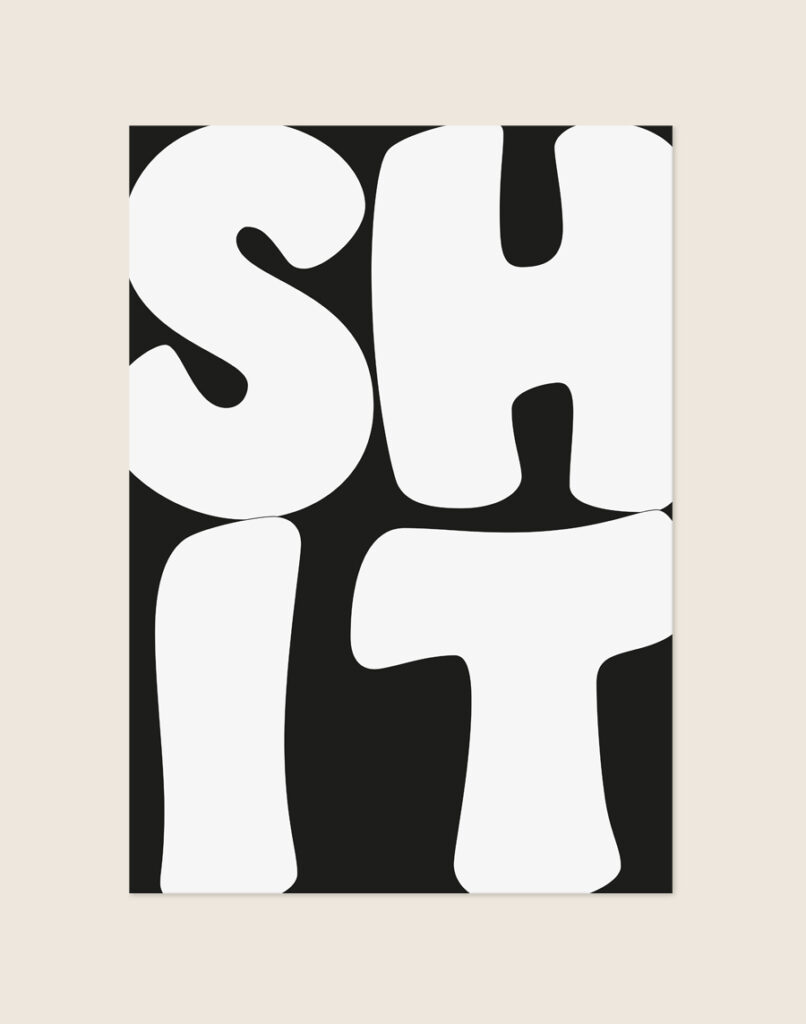 Opvallende zwarte poster met grote witte bubble letters van het woord SHIT, sfeervol opgehangen aan een neutrale muur in een moderne toiletruimte.