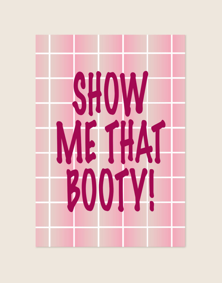 Lichtroze poster met een tegelraster en opvallende dieproze handgeschreven letters met de tekst SHOW ME THAT BOOTY!, sfeervol opgehangen aan een neutrale muur in een moderne toiletruimte.