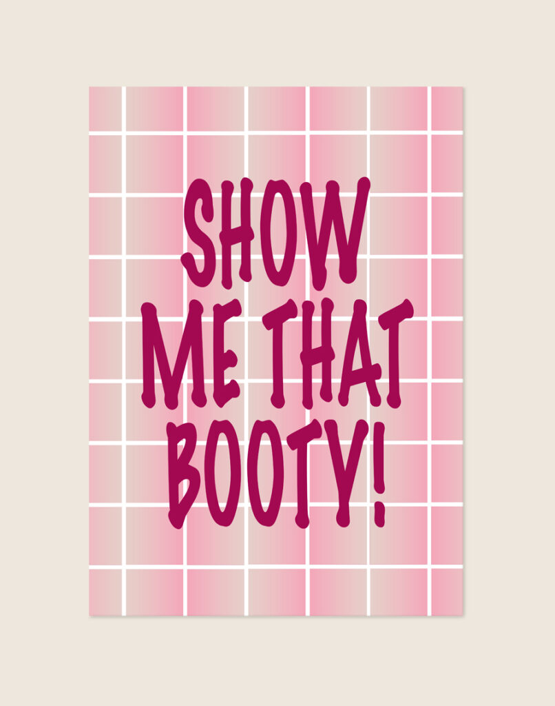 Lichtroze poster met een tegelraster en opvallende dieproze handgeschreven letters met de tekst SHOW ME THAT BOOTY!, sfeervol opgehangen aan een neutrale muur in een moderne toiletruimte.