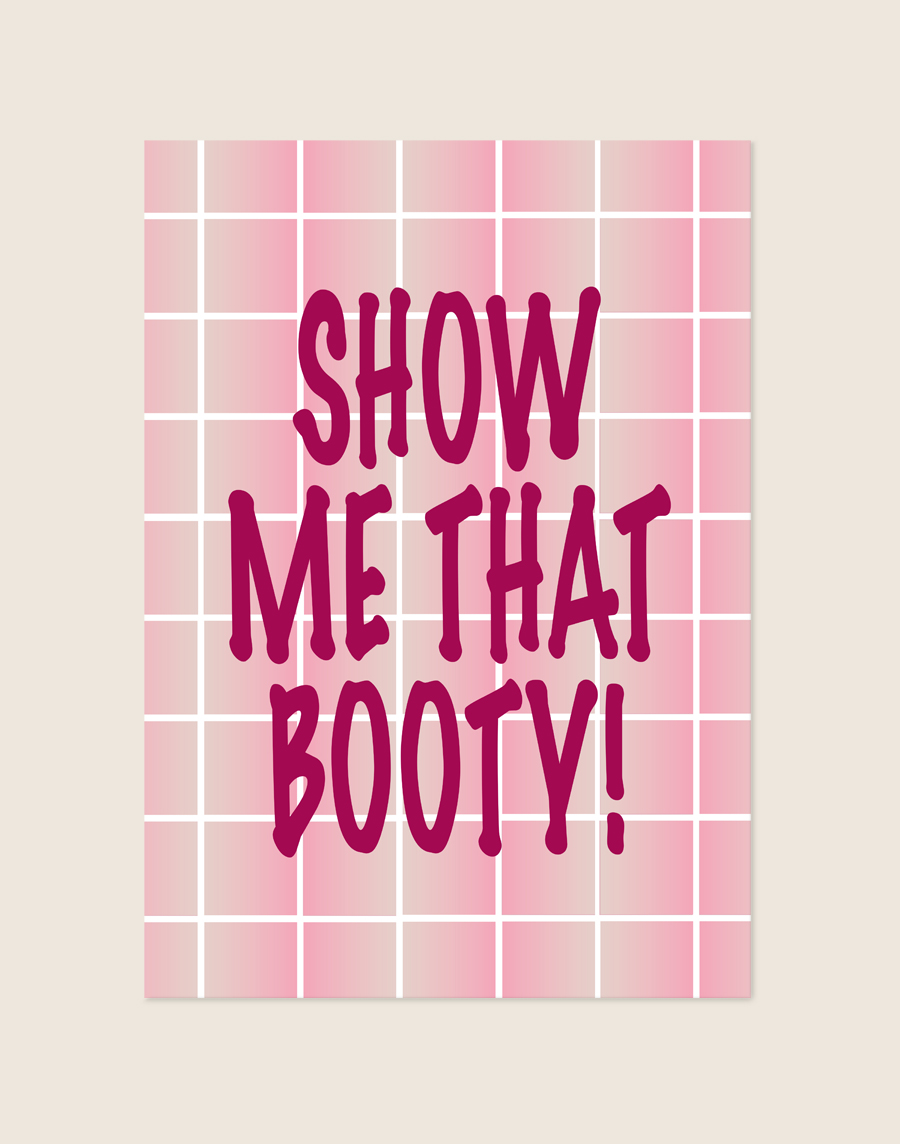 Lichtroze poster met een tegelraster en opvallende dieproze handgeschreven letters met de tekst SHOW ME THAT BOOTY!, sfeervol opgehangen aan een neutrale muur in een moderne toiletruimte.