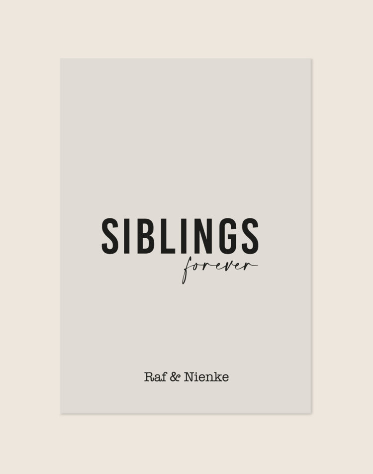 Een lichtgrijze poster met centraal het woord 'SIBLINGS' in grote, strakke zwarte letters en daaronder 'forever' in een sierlijk, handgeschreven lettertype. Onderaan staan de namen 'Raf & Nienke'.