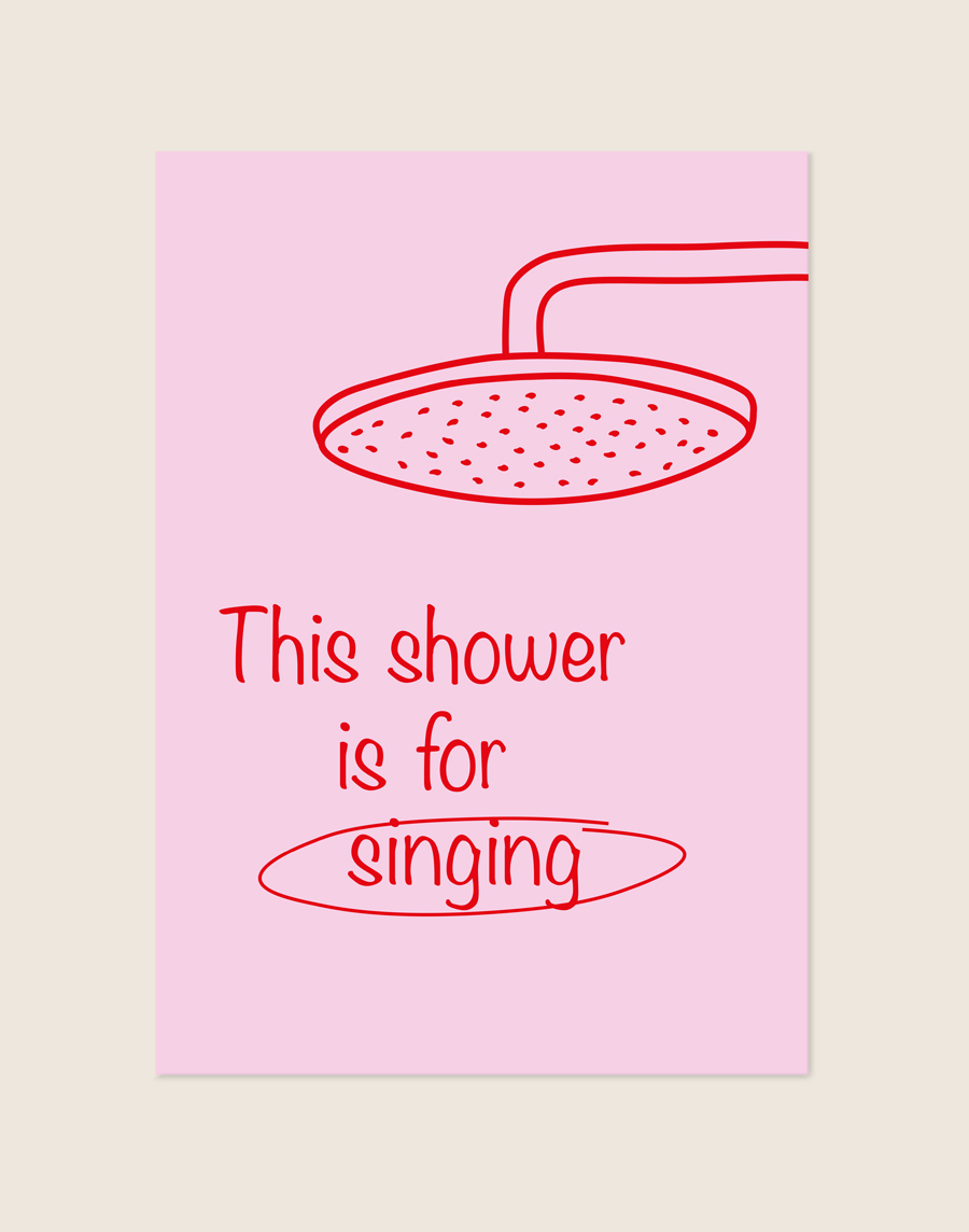 Vrolijke roze poster met een rode douchekop illustratie en de tekst This shower is for singing, sfeervol opgehangen aan een neutrale muur in een moderne badkamer.
