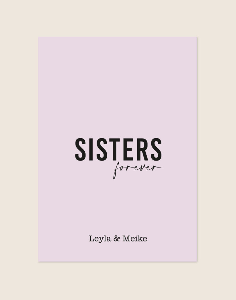 Een lichtpaarse poster met centraal het woord 'SISTERS' in grote, strakke zwarte letters en daaronder 'forever' in een sierlijk, handgeschreven lettertype. Onderaan staan de namen 'Leyla & Meike'.