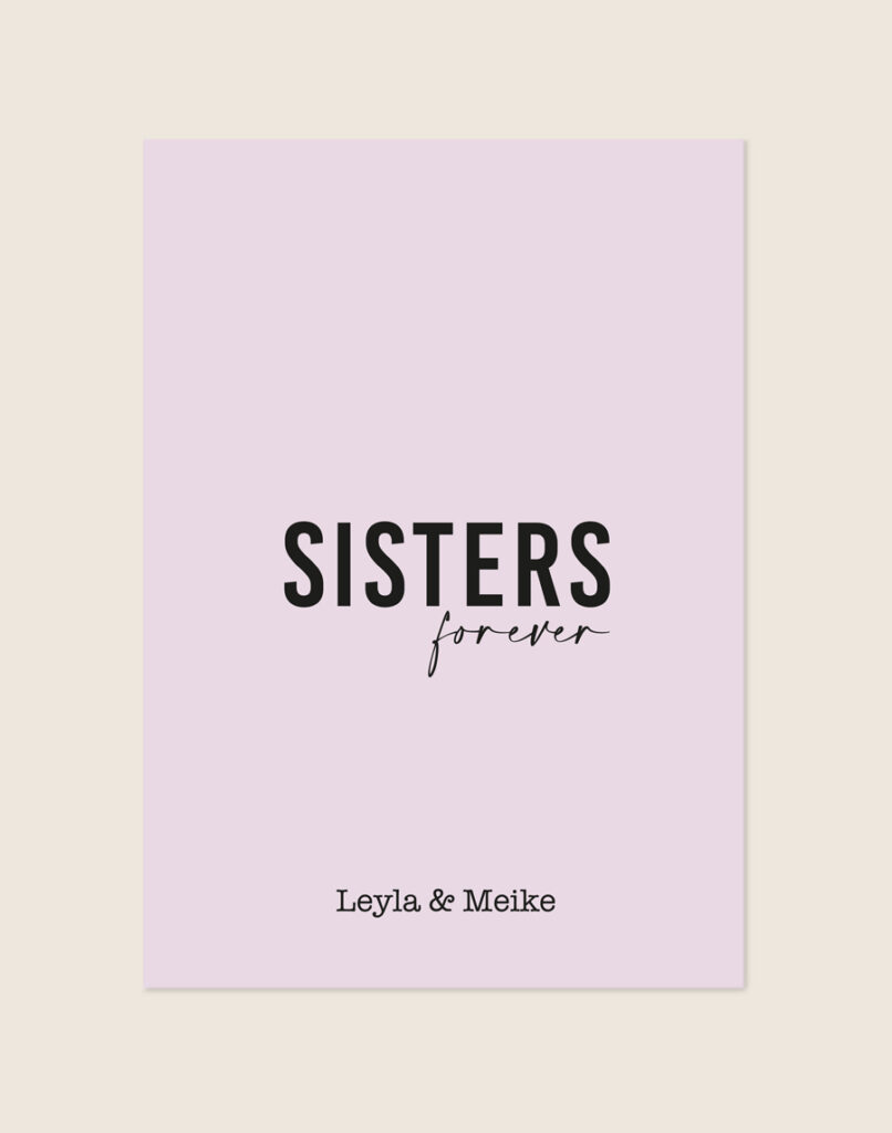 Een lichtpaarse poster met centraal het woord 'SISTERS' in grote, strakke zwarte letters en daaronder 'forever' in een sierlijk, handgeschreven lettertype. Onderaan staan de namen 'Leyla & Meike'.
