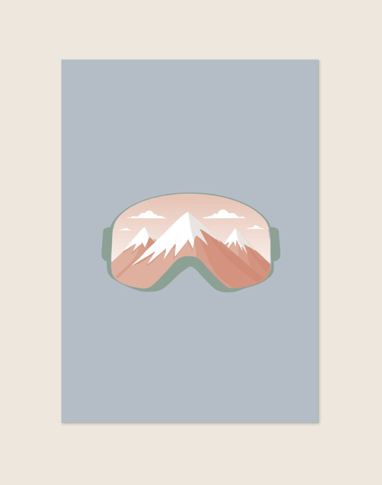 Een illustratie op een lichtblauwe achtergrond van een skibril met een groenige rand. In het glas is een weerspiegeling te zien van bergen met sneeuwtoppen tegen een zachtroze lucht met witte wolken.