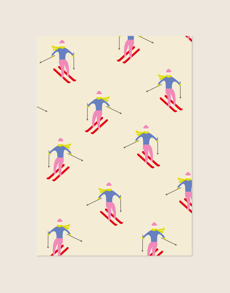 Een poster met een zachtgele achtergrond en een herhalend patroon van skiërs in blauwe truien, roze broeken, gele sjaals en rode ski's.