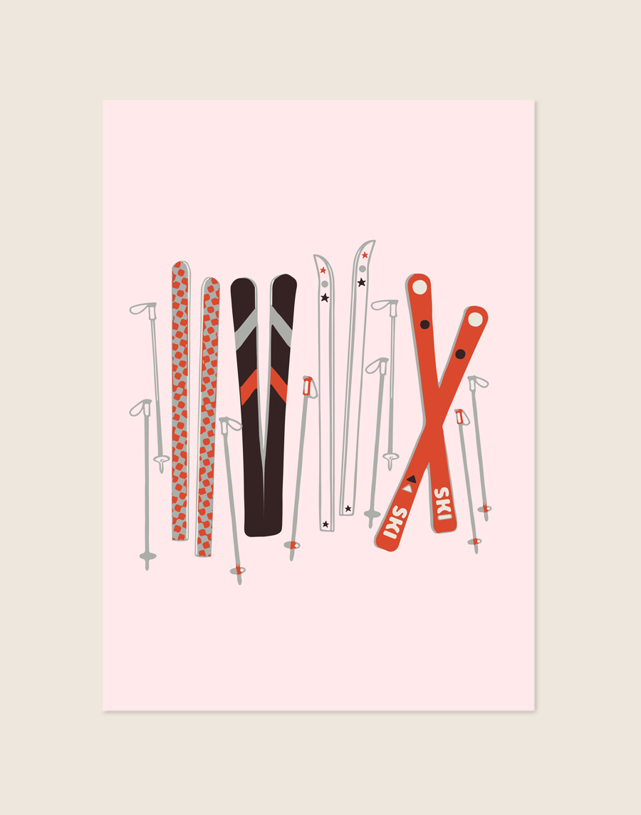 Zachtroze poster met een retro illustratie van vier paar kleurrijke, vintage ski's met diverse patronen en grijze skistokken, sfeervol opgehangen in een modern interieur.