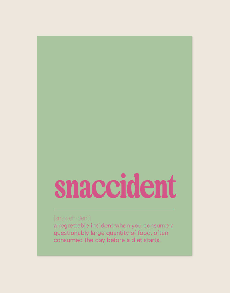 Stijlvolle typografische poster met de tekst en definitie van Snaccident, sfeervol opgehangen aan de muur in een moderne keuken.