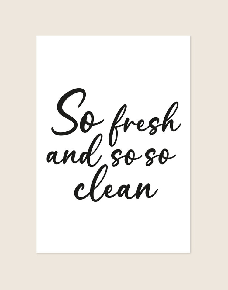 Stijlvolle badkamer Poster So clean met de Engelse quote So fresh and so so clean in sierlijke zwarte kalligrafie letters op een helderwitte achtergrond, sfeervol opgehangen in een ruimte.