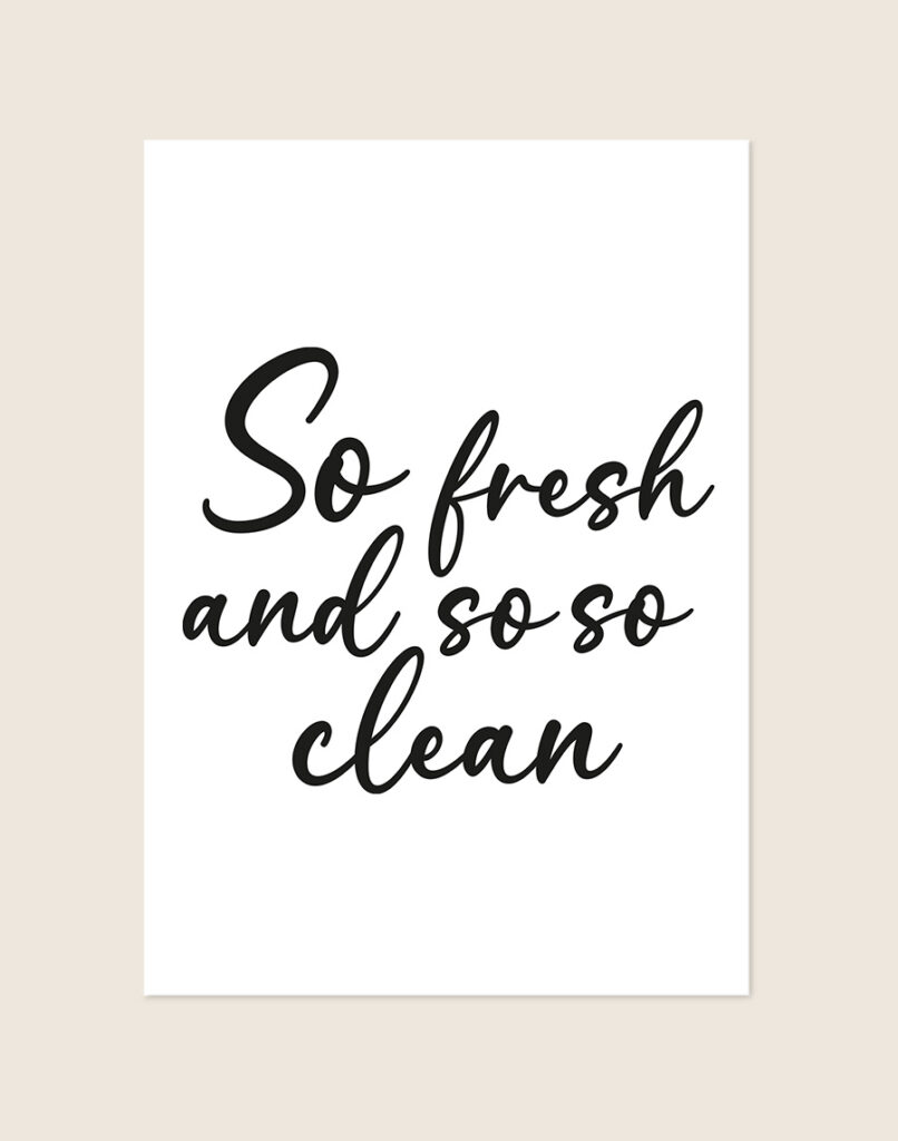 Stijlvolle badkamer Poster So clean met de Engelse quote So fresh and so so clean in sierlijke zwarte kalligrafie letters op een helderwitte achtergrond, sfeervol opgehangen in een ruimte.