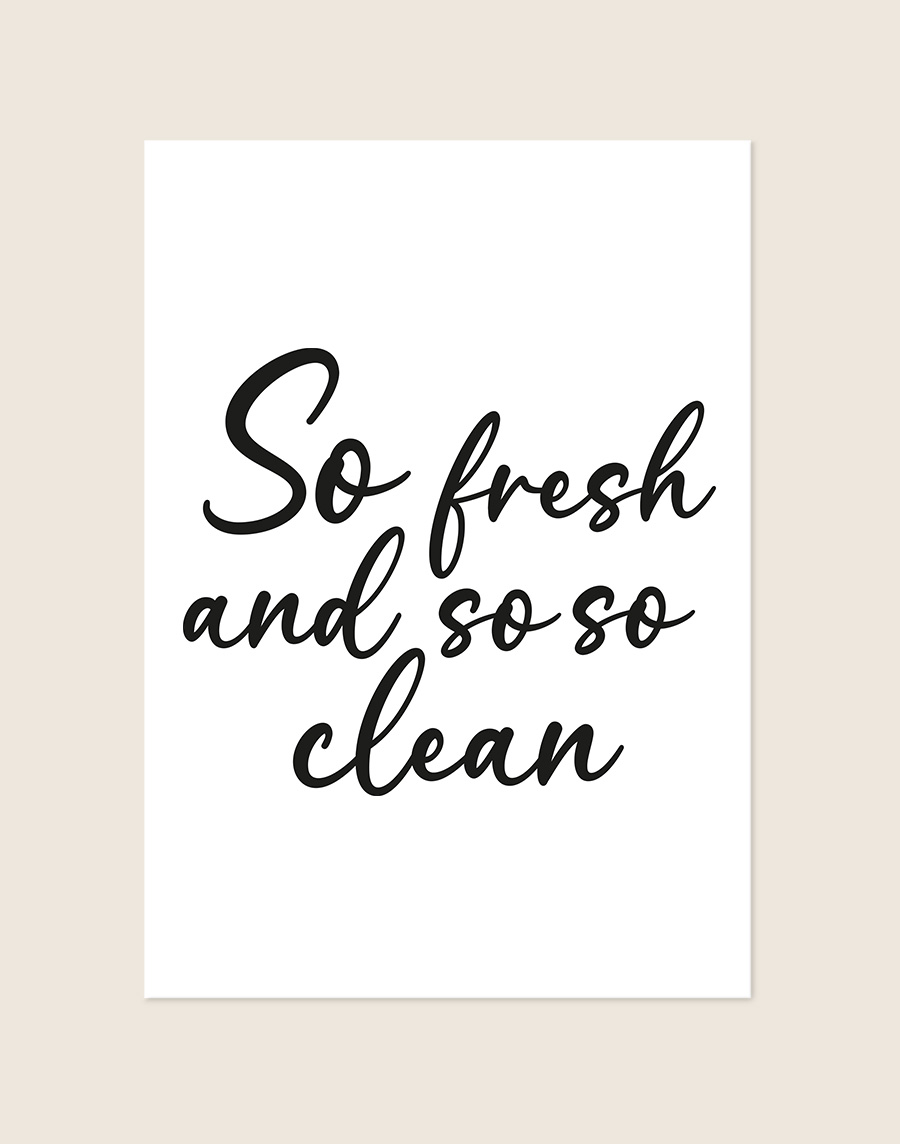 Stijlvolle badkamer Poster So clean met de Engelse quote So fresh and so so clean in sierlijke zwarte kalligrafie letters op een helderwitte achtergrond, sfeervol opgehangen in een ruimte.