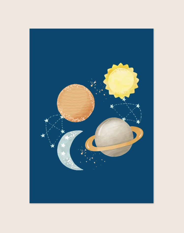 Een sfeervolle kinderposter met een diepe donkerblauwe (navy) achtergrond. Centraal staan ruimte-elementen in een zachte waterverf-stijl, waaronder een gele zon, een oranje planeet, een grijze planeet met een oranje ring, en een lichtblauwe halve maan met witte sterretjes. Om de planeten heen zweven subtiele sterrenbeelden en sterrenstof.