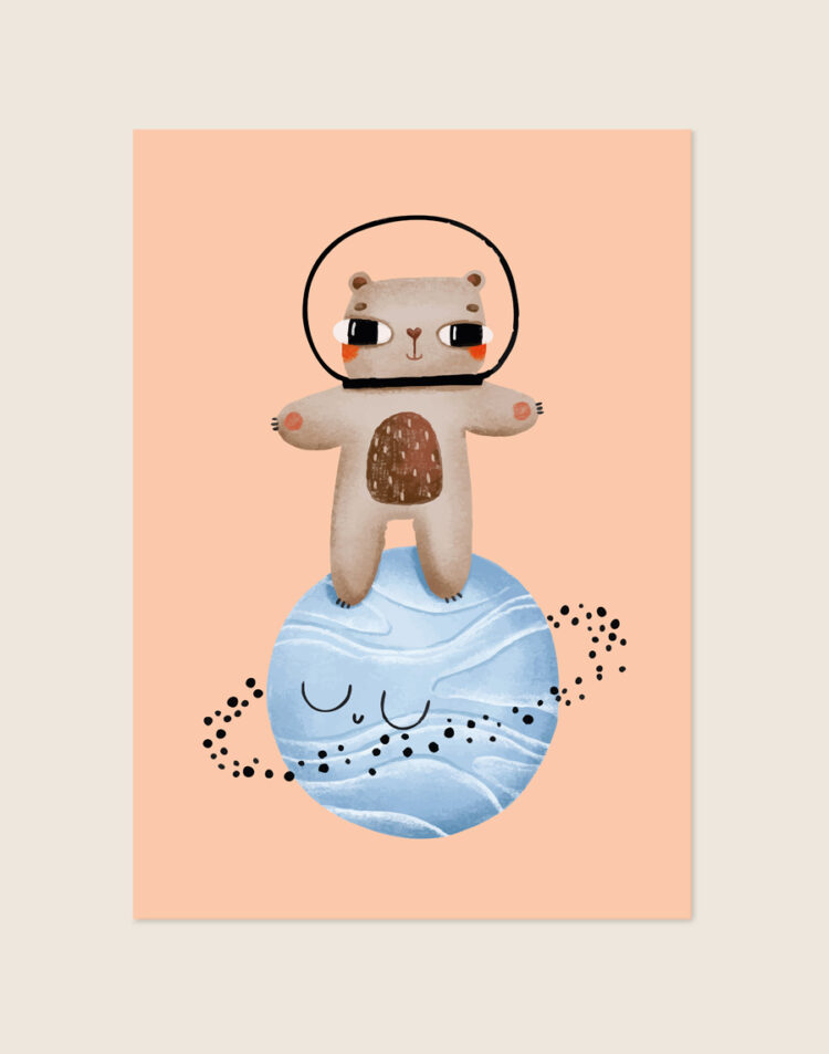 Een lieve kinderposter met een zacht perzikkleurige achtergrond. In het midden staat een schattige bruine beer met een astronautenhelm op, die bovenop een lichtblauwe, slapende planeet staat. Rondom de planeet zweven speelse zwarte stipjes in een ring.