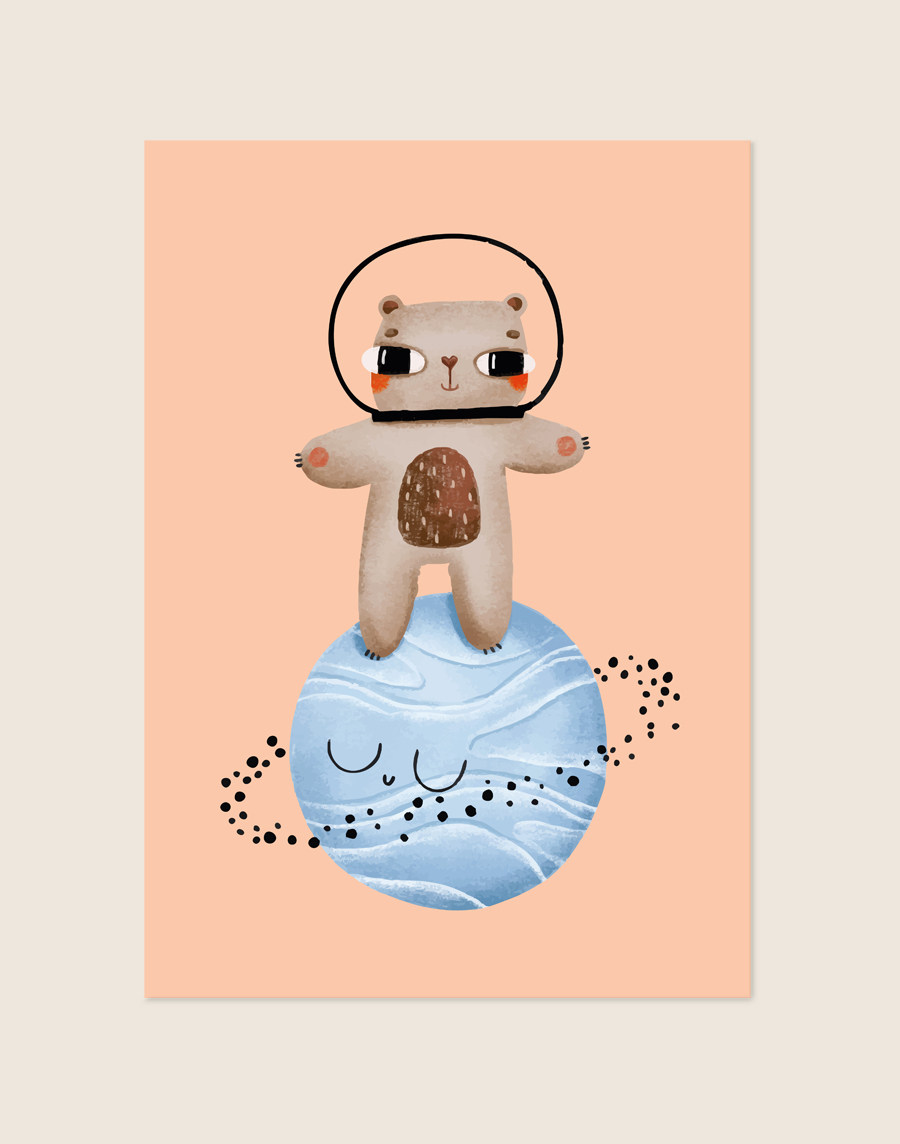 Een lieve kinderposter met een zacht perzikkleurige achtergrond. In het midden staat een schattige bruine beer met een astronautenhelm op, die bovenop een lichtblauwe, slapende planeet staat. Rondom de planeet zweven speelse zwarte stipjes in een ring.