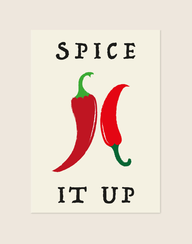 Moderne typografische poster met de opwekkende tekst 'Spice it up', stijlvol opgehangen boven een kookeiland in een eigentijdse keuken.