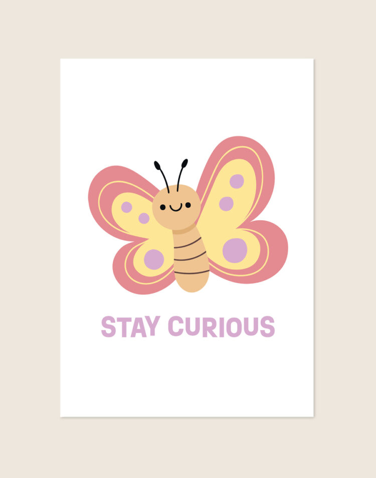 Vrolijke kinderkamer Poster Stay curious met een geïllustreerde roze met gele vlinder en de paarse tekst STAY CURIOUS op een witte achtergrond, sfeervol opgehangen in een ruimte.