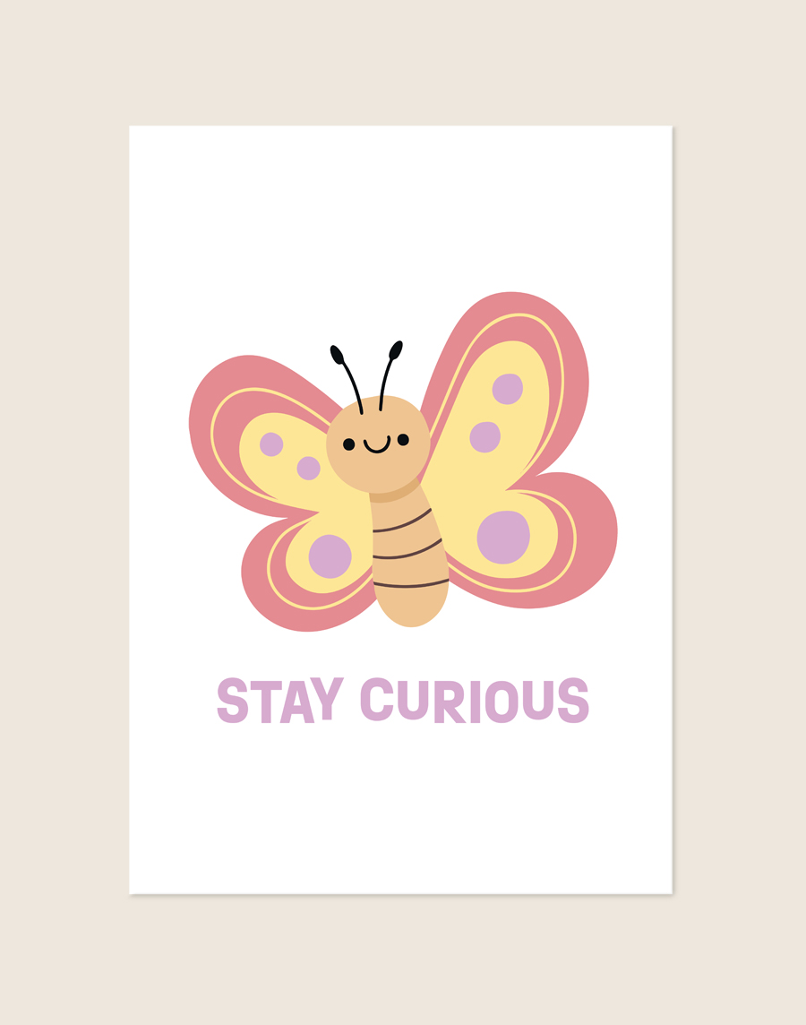 Vrolijke kinderkamer Poster Stay curious met een geïllustreerde roze met gele vlinder en de paarse tekst STAY CURIOUS op een witte achtergrond, sfeervol opgehangen in een ruimte.