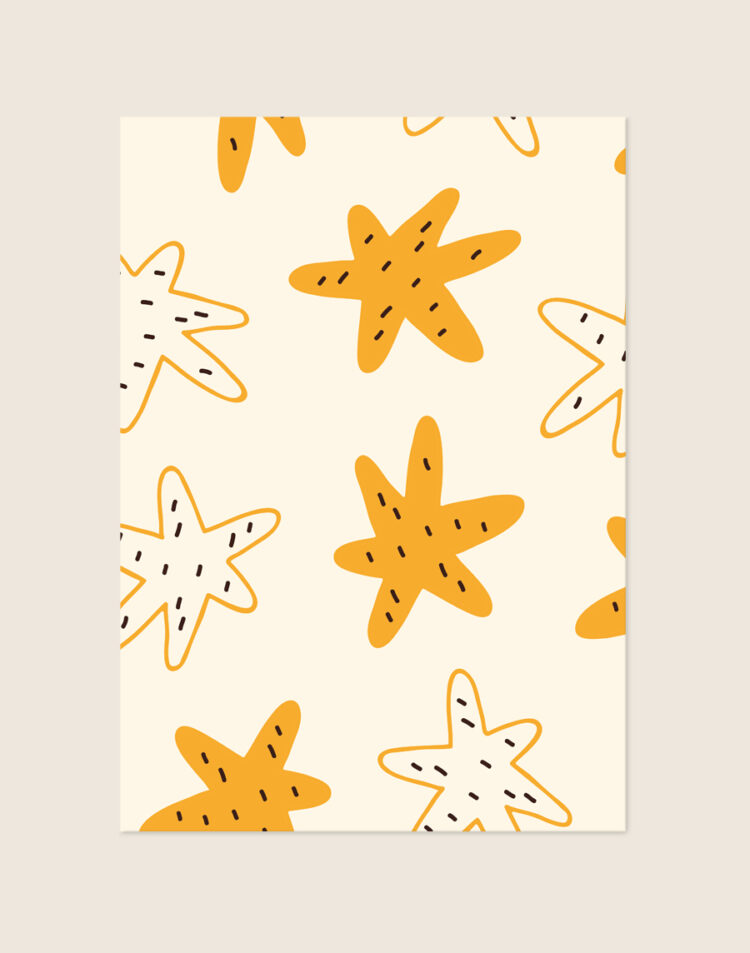 Speelse illustratieve Poster Sterren met een patroon van getekende okergele en witte sterren met zwarte spikkels op een crèmekleurige achtergrond, sfeervol opgehangen in een kinderkamer.