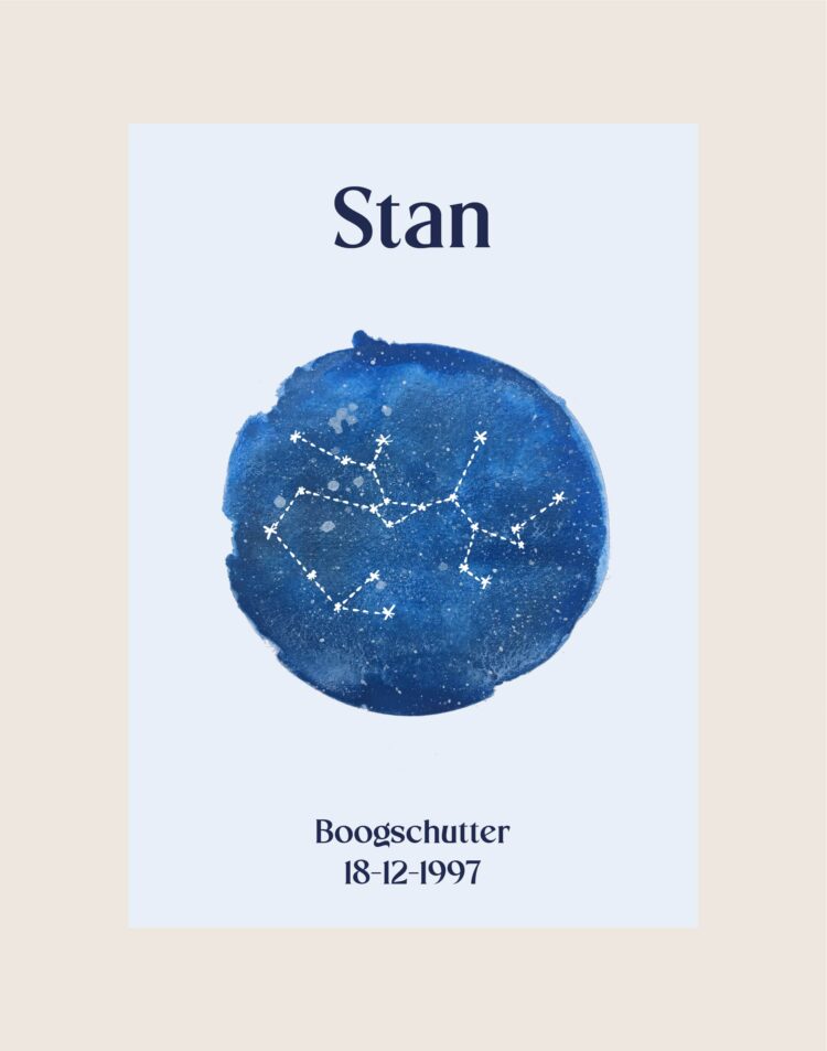Een gepersonaliseerde poster met een lichtblauwe achtergrond en een ronde kobaltblauwe aquarel vlek in het midden. In de cirkel staat het sterrenbeeld Boogschutter met witte lijnen geïllustreerd. Bovenaan staat de naam 'Stan' en onderaan 'Boogschutter 18-12-1997'.