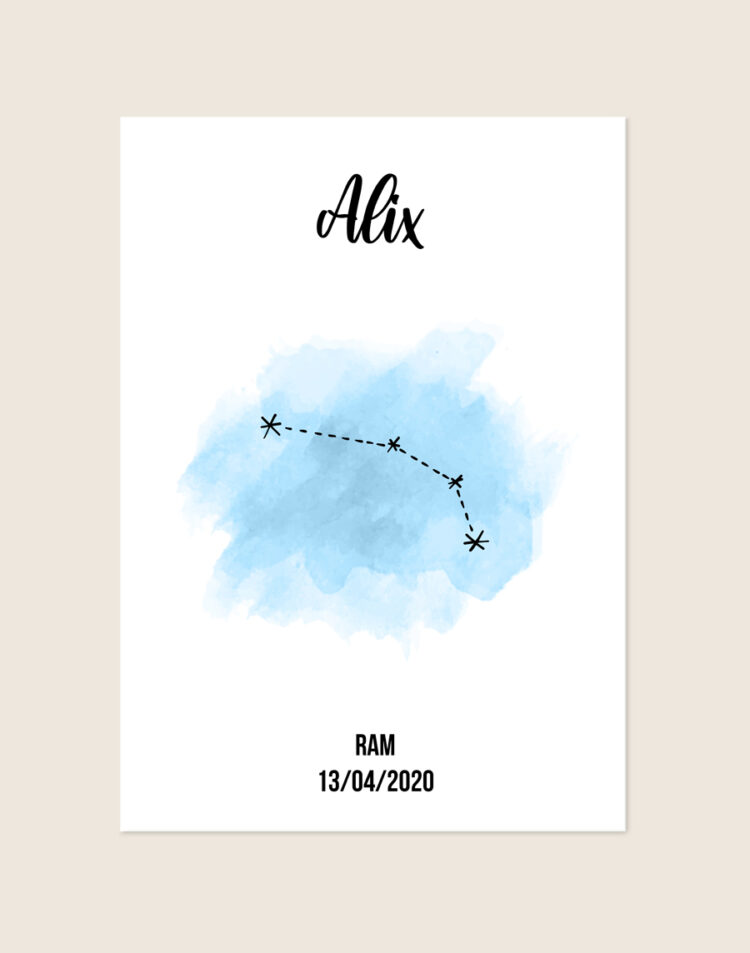 Een gepersonaliseerde poster met een helderwitte achtergrond. Bovenaan staat de naam "Alix" in een sierlijk, zwart handgeschreven lettertype. In het midden prijkt een lichtblauwe watercolor vlek met daaroverheen de zwarte sterrenconstellatie van de Ram. Onderaan staat de tekst "RAM" en de datum "13/04/2020" in een strak, modern zwart lettertype.