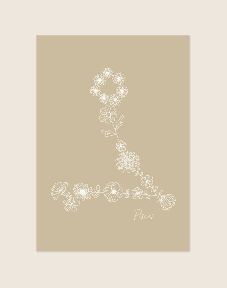 Een zandkleurige poster met daarop een sterrenconstellatie, opgebouwd uit delicate, witte lijntekeningen van bloemen en bladeren. In het ontwerp staat het woord 'Cancer' in een dun, wit en handgeschreven lettertype.