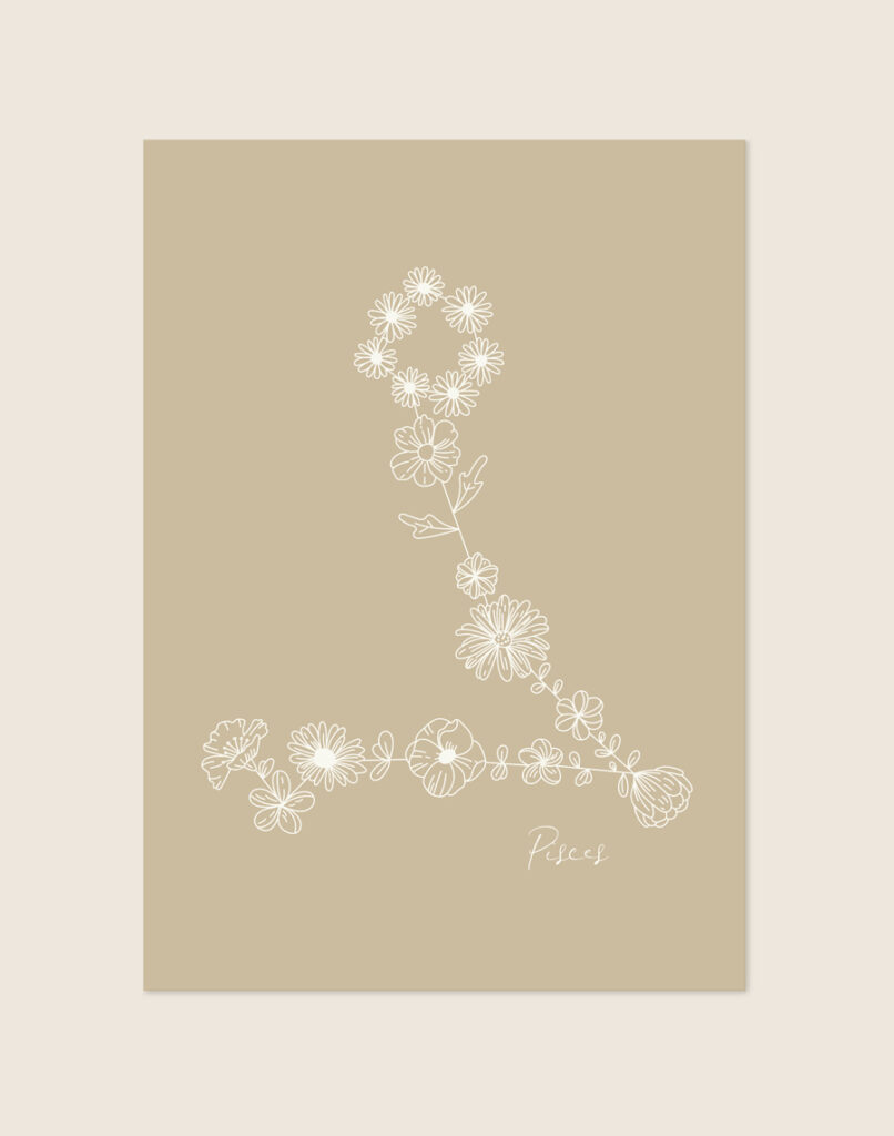Een zandkleurige poster met daarop een sterrenconstellatie, opgebouwd uit delicate, witte lijntekeningen van bloemen en bladeren. In het ontwerp staat het woord 'Cancer' in een dun, wit en handgeschreven lettertype.
