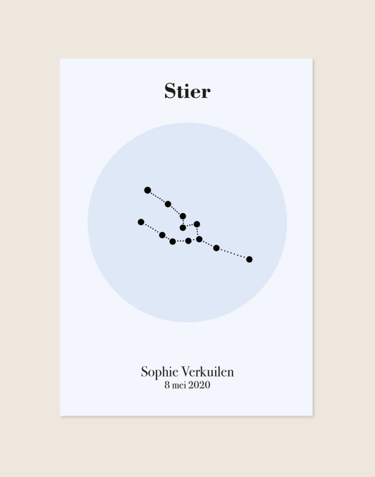Een gepersonaliseerde poster met een hele lichte, zachtblauwe achtergrond. In het midden staat een zachtblauwe cirkel met daarin een minimalistische zwarte sterrenconstellatie van de Stier. Bovenaan staat het woord "Stier" in een strak, zwart serif lettertype. Onderaan de poster staat de naam "Sophie Verkuilen" met daaronder de datum "8 mei 2020".