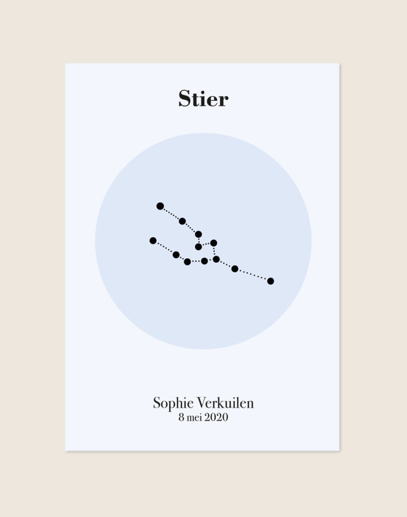 Een gepersonaliseerde poster met een hele lichte, zachtblauwe achtergrond. In het midden staat een zachtblauwe cirkel met daarin een minimalistische zwarte sterrenconstellatie van de Stier. Bovenaan staat het woord "Stier" in een strak, zwart serif lettertype. Onderaan de poster staat de naam "Sophie Verkuilen" met daaronder de datum "8 mei 2020".