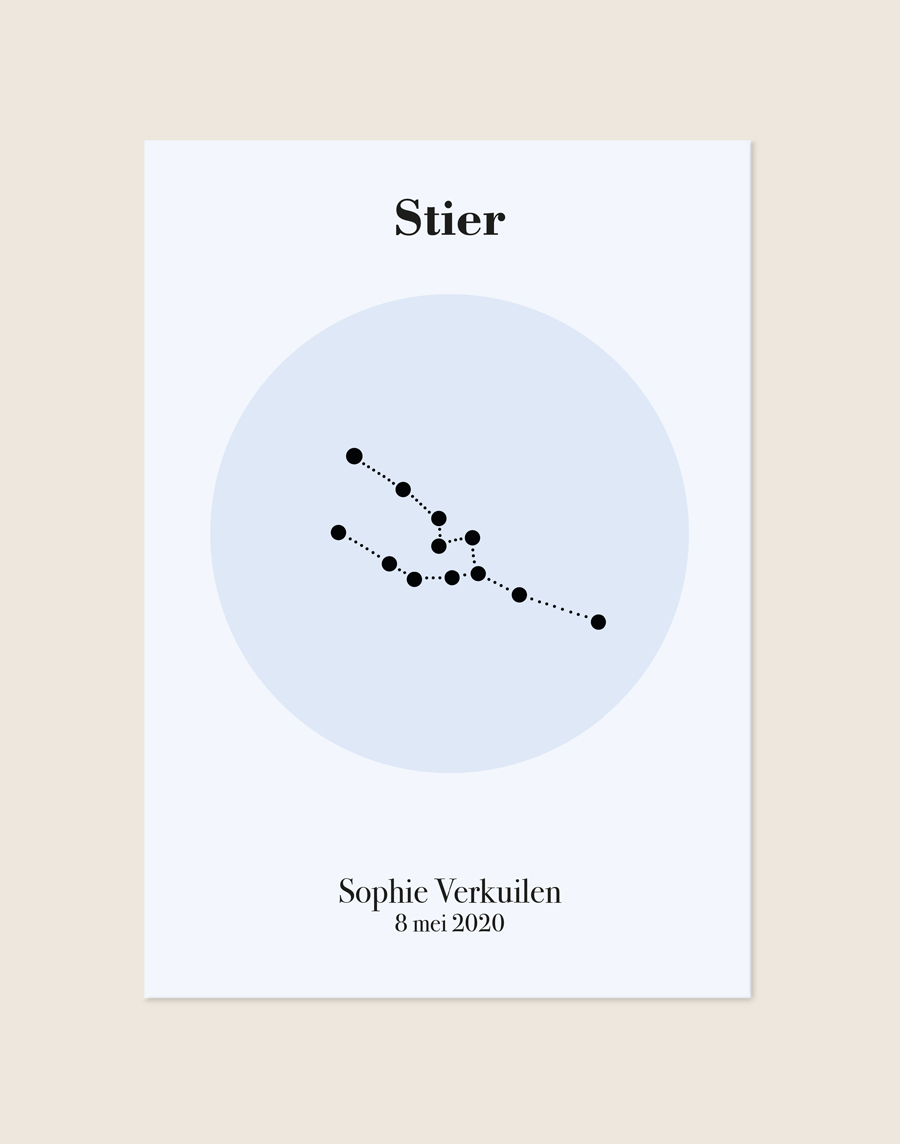 Een gepersonaliseerde poster met een hele lichte, zachtblauwe achtergrond. In het midden staat een zachtblauwe cirkel met daarin een minimalistische zwarte sterrenconstellatie van de Stier. Bovenaan staat het woord "Stier" in een strak, zwart serif lettertype. Onderaan de poster staat de naam "Sophie Verkuilen" met daaronder de datum "8 mei 2020".