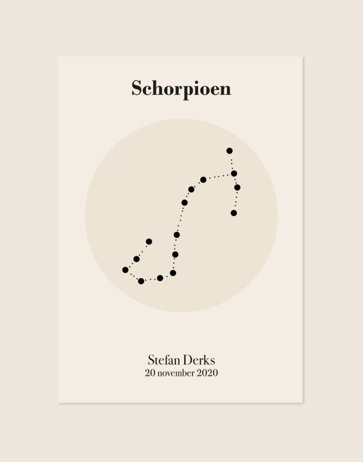 Een gepersonaliseerde poster met een zachte, crèmekleurige achtergrond. In het midden staat een warme, zandkleurige cirkel met daarin een minimalistische zwarte sterrenconstellatie van de Schorpioen. Bovenaan staat het woord "Schorpioen" in een strak, zwart serif lettertype. Onderaan de poster staat de naam "Stefan Derks" met daaronder de datum "20 november 2020".