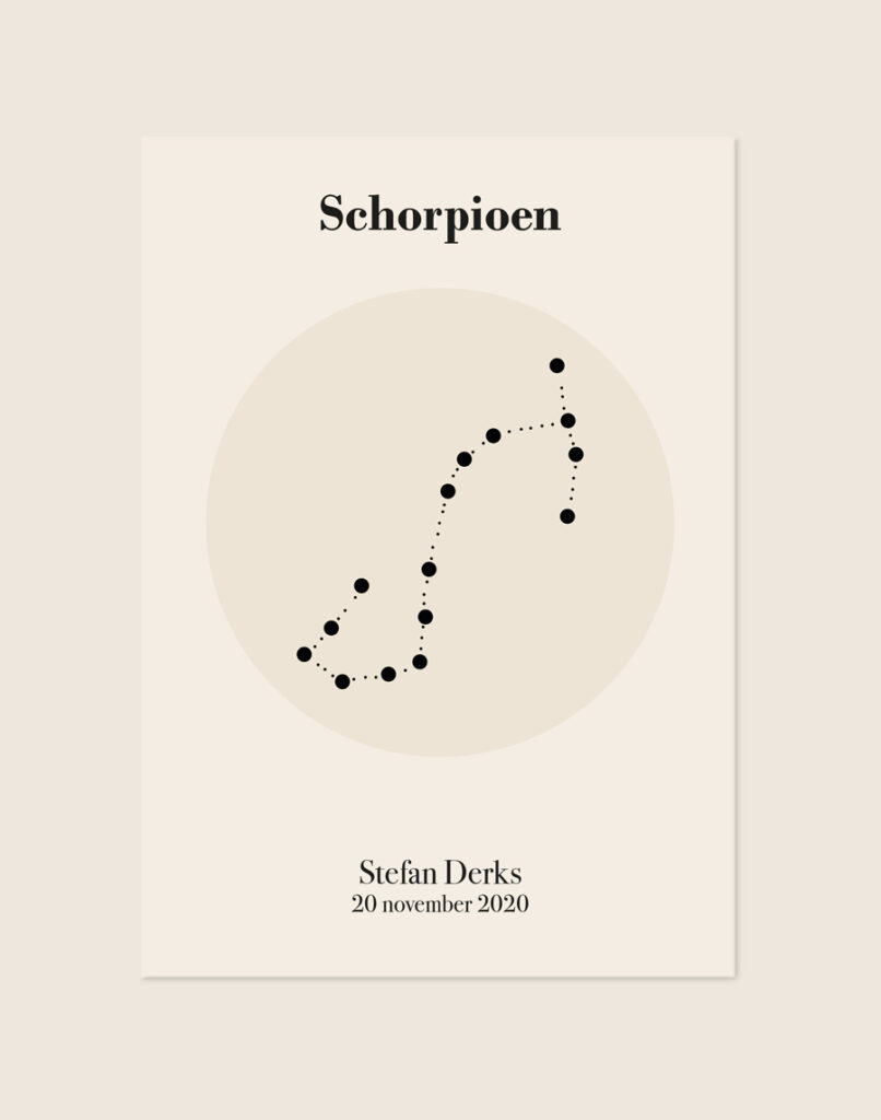 Een gepersonaliseerde poster met een zachte, crèmekleurige achtergrond. In het midden staat een warme, zandkleurige cirkel met daarin een minimalistische zwarte sterrenconstellatie van de Schorpioen. Bovenaan staat het woord "Schorpioen" in een strak, zwart serif lettertype. Onderaan de poster staat de naam "Stefan Derks" met daaronder de datum "20 november 2020".