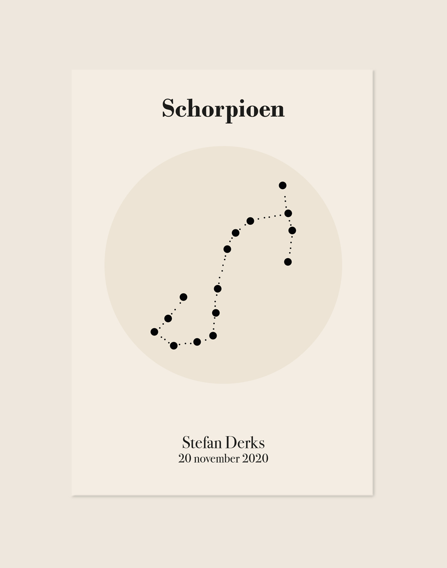 Een gepersonaliseerde poster met een zachte, crèmekleurige achtergrond. In het midden staat een warme, zandkleurige cirkel met daarin een minimalistische zwarte sterrenconstellatie van de Schorpioen. Bovenaan staat het woord "Schorpioen" in een strak, zwart serif lettertype. Onderaan de poster staat de naam "Stefan Derks" met daaronder de datum "20 november 2020".