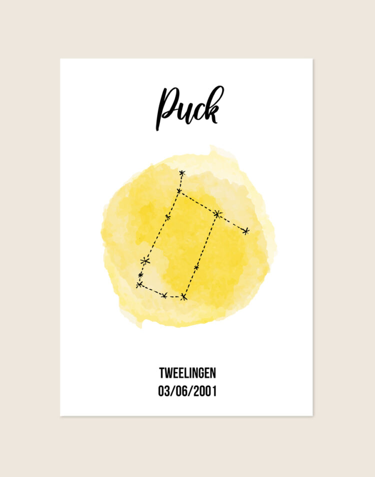 Een gepersonaliseerde poster met een helderwitte achtergrond. Bovenaan staat de naam "Puck" in een sierlijk, handgeschreven zwart lettertype. In het midden prijkt een ronde, felgele watercolor vlek met daaroverheen de zwarte sterrenconstellatie van Tweelingen. Onderaan staat de tekst "TWEELINGEN" en de datum "03/06/2001" in een strak, vetgedrukt zwart lettertype.
