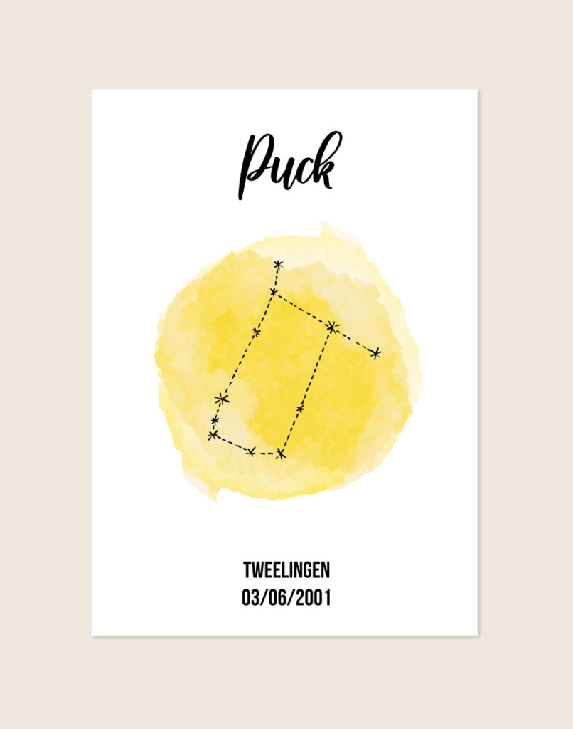 Een gepersonaliseerde poster met een helderwitte achtergrond. Bovenaan staat de naam "Puck" in een sierlijk, handgeschreven zwart lettertype. In het midden prijkt een ronde, felgele watercolor vlek met daaroverheen de zwarte sterrenconstellatie van Tweelingen. Onderaan staat de tekst "TWEELINGEN" en de datum "03/06/2001" in een strak, vetgedrukt zwart lettertype.