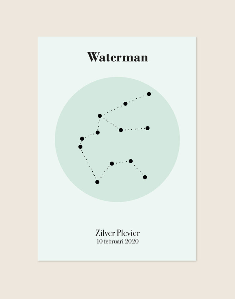 Een gepersonaliseerde poster met een hele lichte, zachtgroene achtergrond. In het midden staat een zachte pastelgroene cirkel met daarin een minimalistische zwarte sterrenconstellatie van Waterman. Bovenaan staat het woord "Waterman" in een strak, zwart serif lettertype. Onderaan de poster staat de naam "Zilver Plevier" met daaronder de datum "10 februari 2020".