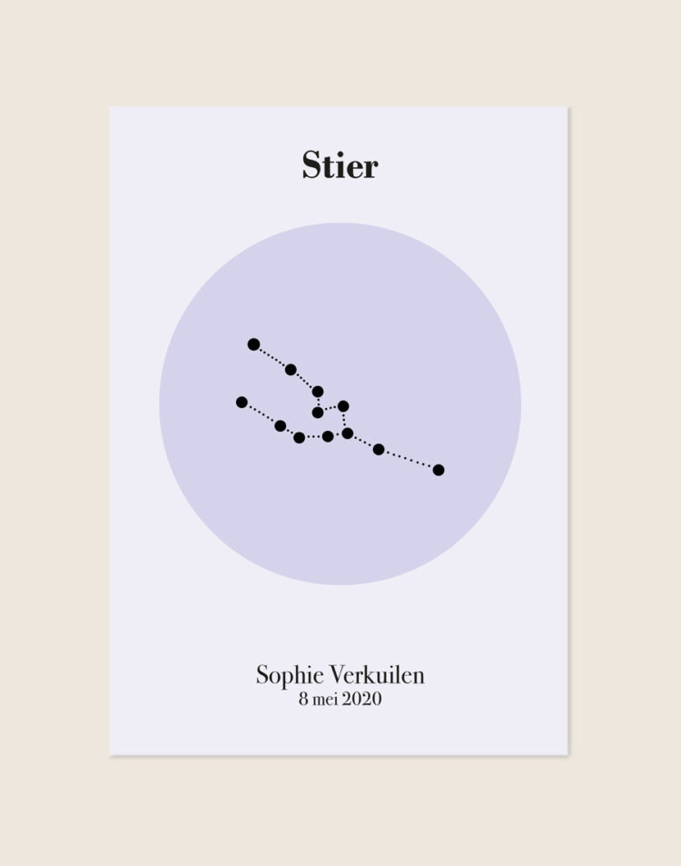 Een gepersonaliseerde poster met een hele lichte, lila achtergrond. In het midden staat een zachtpaarse cirkel met daarin een minimalistische zwarte sterrenconstellatie van de Stier. Bovenaan staat het woord "Stier" in een strak, zwart serif lettertype. Onderaan de poster staat de naam "Sophie Verkuilen" met daaronder de datum "8 mei 2020".