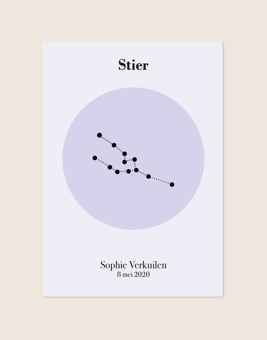 Een gepersonaliseerde poster met een hele lichte, lila achtergrond. In het midden staat een zachtpaarse cirkel met daarin een minimalistische zwarte sterrenconstellatie van de Stier. Bovenaan staat het woord "Stier" in een strak, zwart serif lettertype. Onderaan de poster staat de naam "Sophie Verkuilen" met daaronder de datum "8 mei 2020".