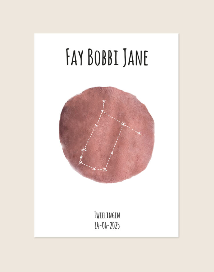 Een gepersonaliseerde poster met een helderwitte achtergrond. Bovenaan staat de naam "FAY BOBBI JANE" in een speels, zwart lettertype. In het midden prijkt een ronde, rosékleurige watercolor vlek met daaroverheen de witte sterrenconstellatie van Tweelingen. Onderaan staat de tekst "Tweelingen" en de datum "14-06-2025" in een slank en strak zwart lettertype.