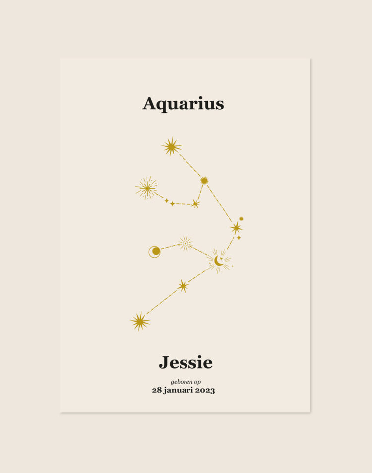 Een gepersonaliseerde poster met een zachte, crèmekleurige achtergrond. Centraal staat een elegante, goudkleurige illustratie van een sterrenconstellatie met sterretjes en maantjes. Bovenaan staat het sterrenbeeld "Aquarius" in een klassiek zwart lettertype, en onderaan staat de naam "Jessie" met daaronder de tekst "geboren op 28 januari 2023".